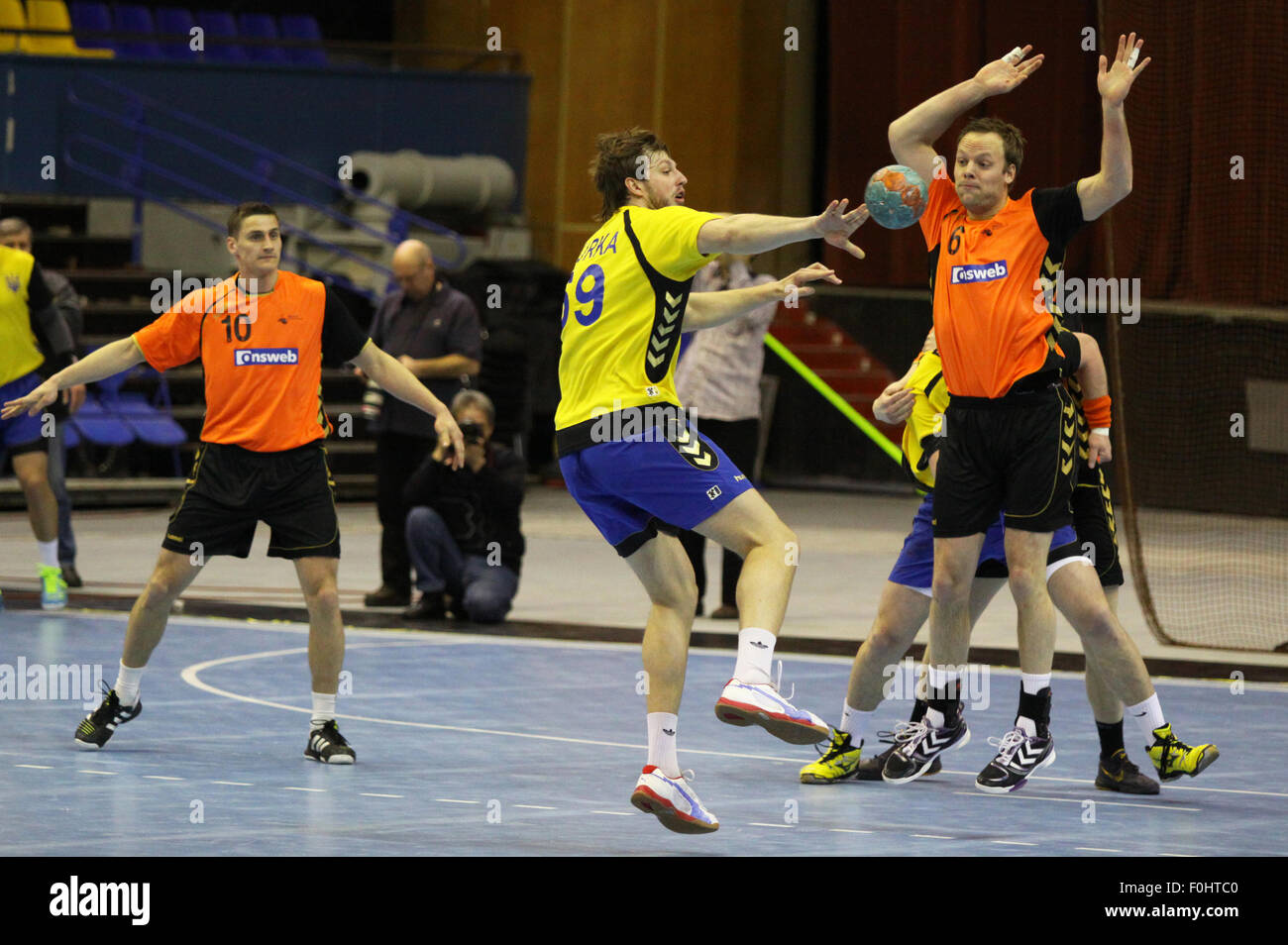 Kiev, UKRAINE - 2 avril, 2013 : Ukrainien joueurs de handball (en jaune) jouent un match contre les Pays-Bas en qualification pour l'EURO 2014 de handball EHF le 2 avril 2013 à Kiev, Ukraine Banque D'Images