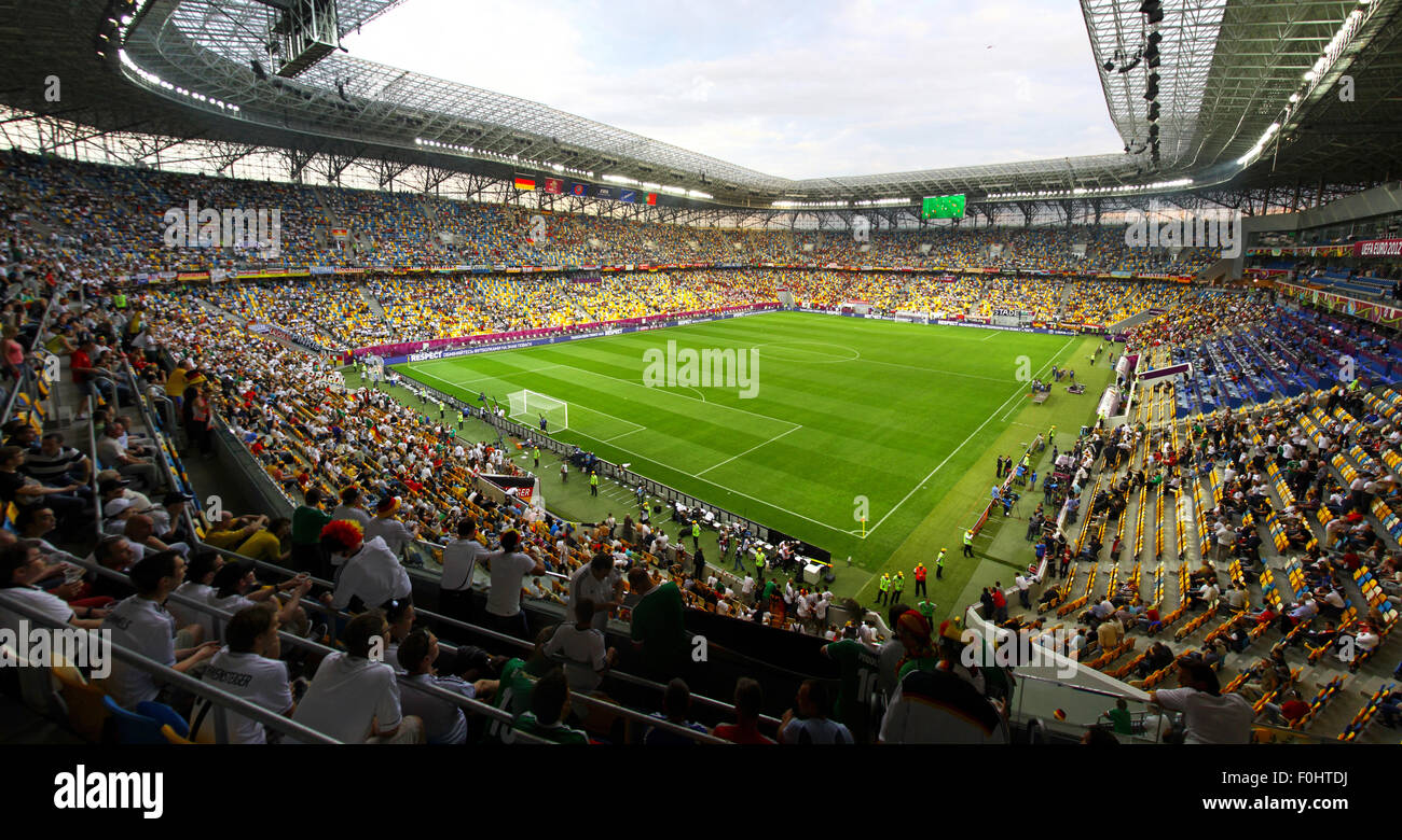 LVIV, UKRAINE - juin 9, 2012 : Tribunes d'Arena Lviv stadium pendant l'UEFA EURO 2012 match entre l'Allemagne et le Portugal le 9 juin 2012 à Lviv, Ukraine Banque D'Images