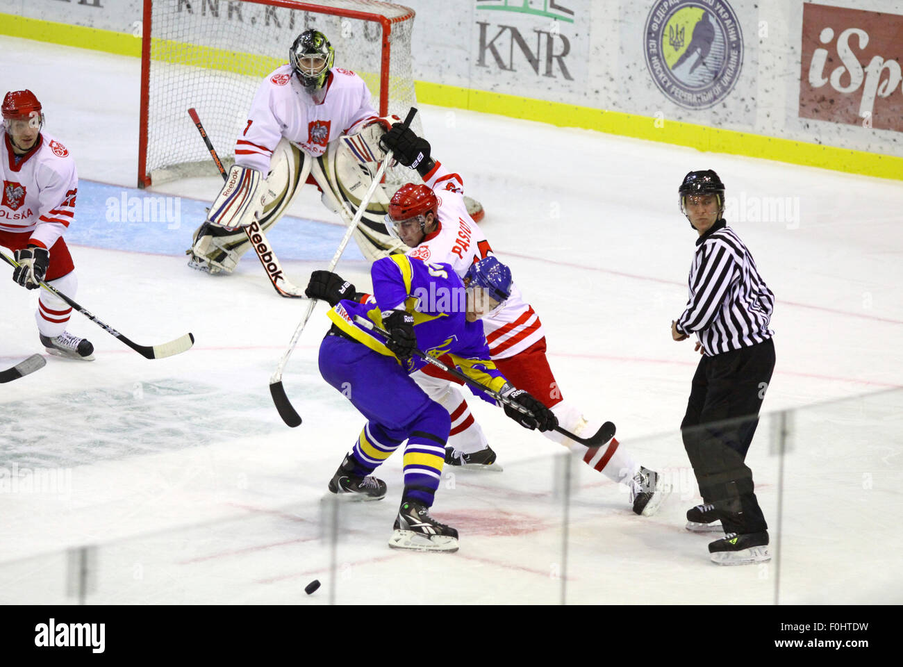 Kiev, UKRAINE - le 11 novembre 2012 : Pologne joueurs (en blanc) défendre leur valeur pendant la période de pré-qualification olympique de hockey match contre l'Ukraine le 11 novembre 2012 à Kiev, Ukraine Banque D'Images