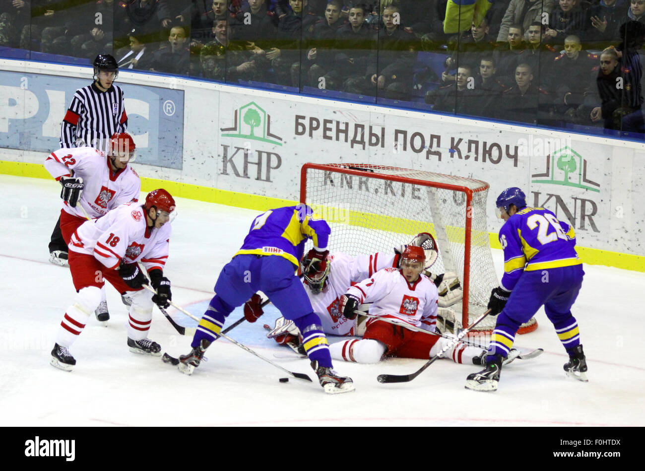 Kiev, UKRAINE - le 11 novembre 2012 : Pologne joueurs (en blanc) défendre leur valeur pendant la période de pré-qualification olympique de hockey match contre l'Ukraine le 11 novembre 2012 à Kiev, Ukraine Banque D'Images