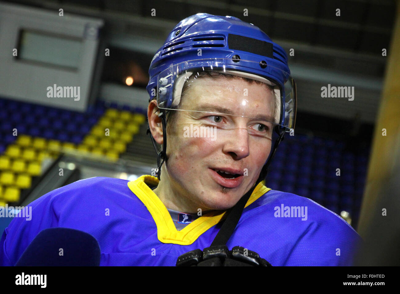 Kiev, UKRAINE - le 11 novembre 2012 : Le joueur de hockey sur glace Ruslan Fedotenko de l'Ukraine (joue aussi dans les Flyers de Philadelphie) donne une interview après le match de qualification pré-Olympique contre la Pologne le 11 novembre 2012 à Kiev, Ukraine Banque D'Images