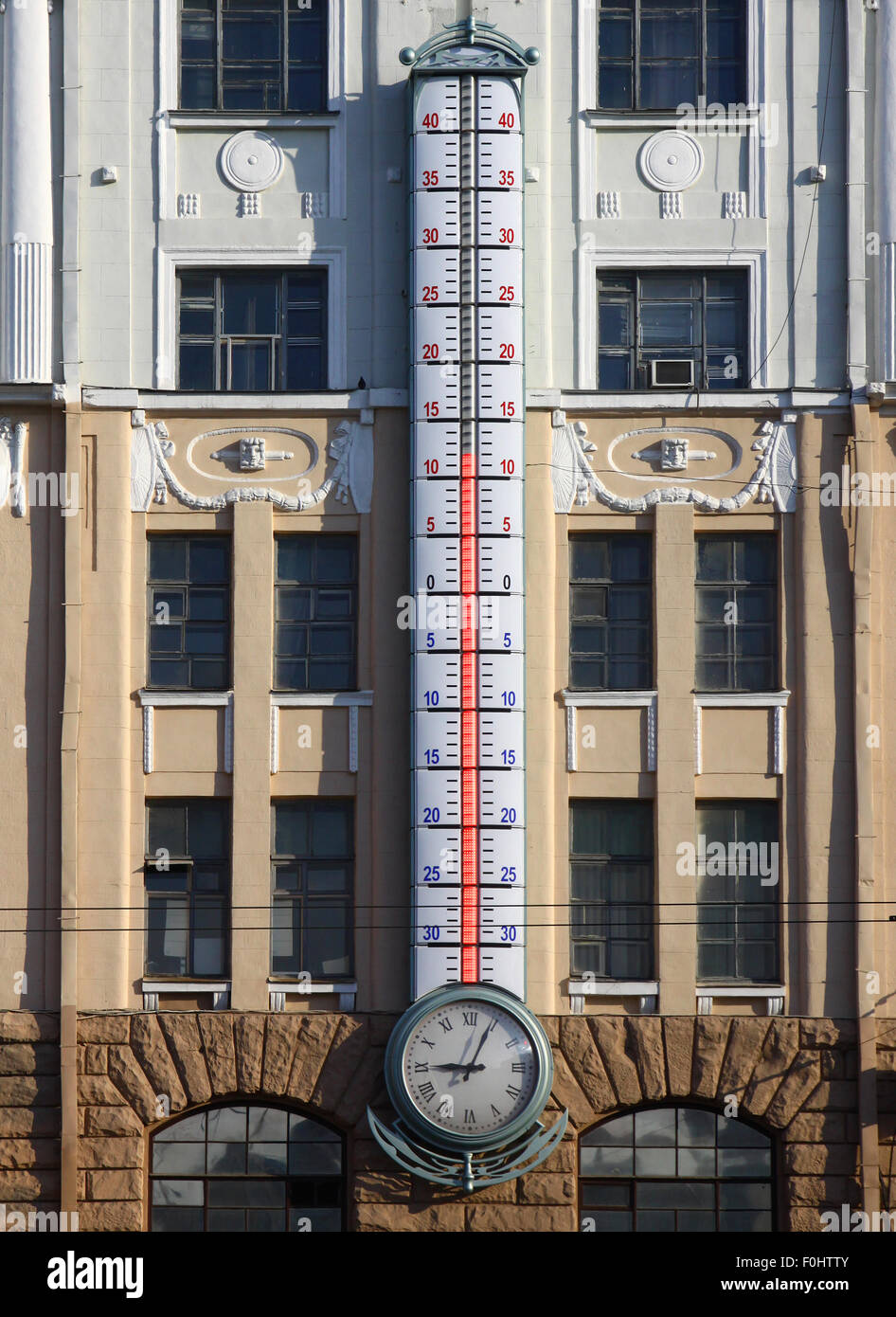 Façade de bâtiment avec thermomètre d'extérieur géant, Kharkiv, Ukraine Ville Banque D'Images