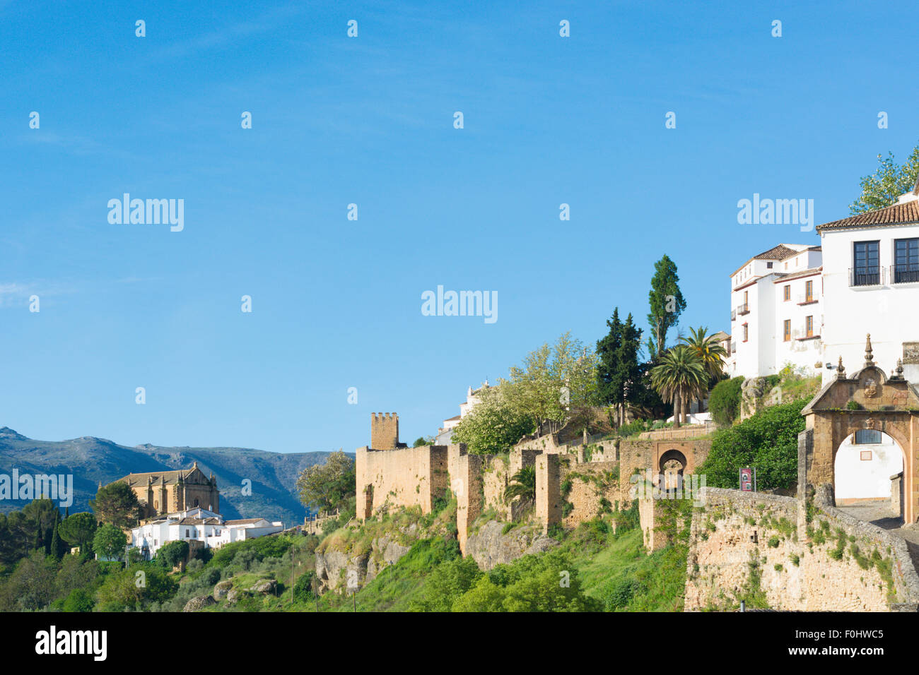 Maisons perchées sur le bord du Canyon El Tajo de Ronda en Andalousie, Espagne Banque D'Images