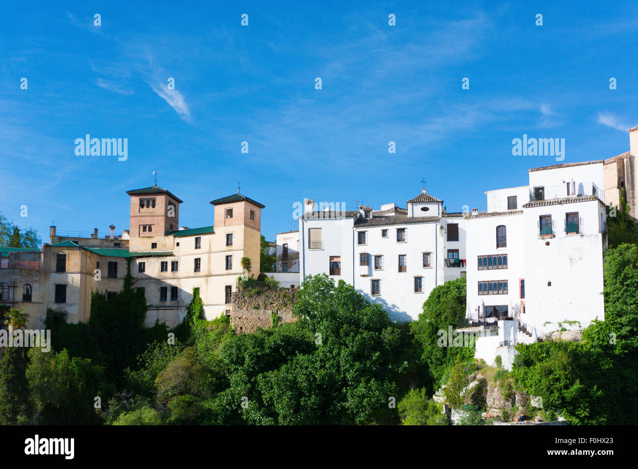 Maisons perchées sur le bord du Canyon El Tajo de Ronda en Andalousie, Espagne Banque D'Images