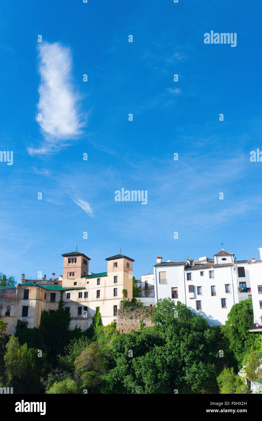Maisons perchées sur le bord du Canyon El Tajo de Ronda en Andalousie, Espagne Banque D'Images