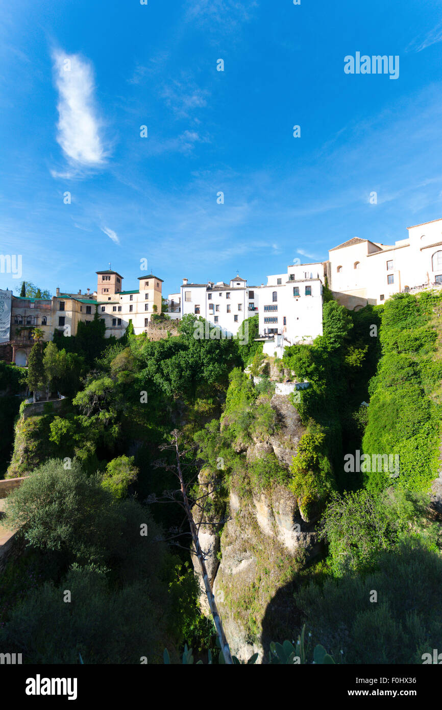 Maisons perchées sur le bord du Canyon El Tajo de Ronda en Andalousie, Espagne Banque D'Images
