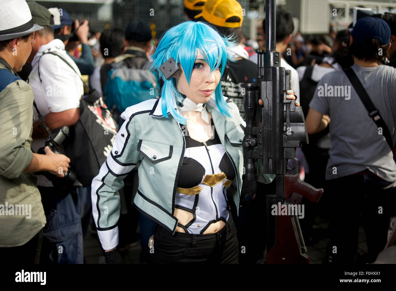 Tokyo Japon. 16 août 2015. Un artiste cosplay pose pour les photographes lors du Comiket anime/manga événement organisé sur 3 jours au Big Sight centre de conférence. Crédit : Peter Blake/Alamy Live News Banque D'Images