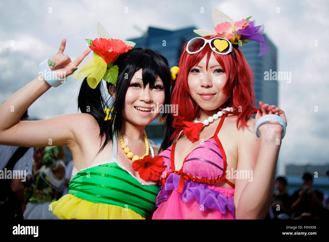 Tokyo Japon. 16 août 2015. Un couple d'artistes cosplay poser pour les photographes lors du Comiket anime/manga événement organisé sur 3 jours au Big Sight centre de conférence. Crédit : Peter Blake/Alamy Live News Banque D'Images