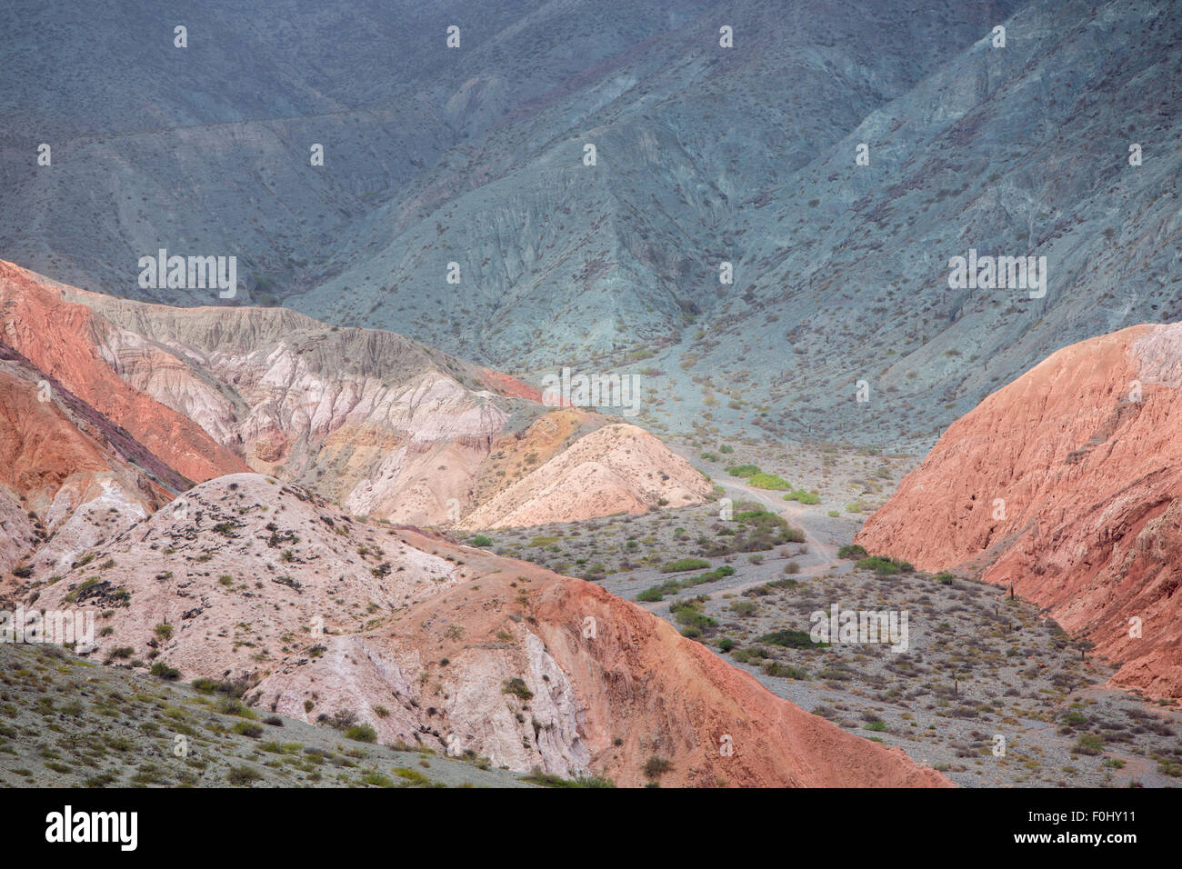 Cerro del los Siete Colores (la colline des sept couleurs) plus de Purmamarca (village) de la vallée Quebrada de Humahuaca, Argentine Banque D'Images