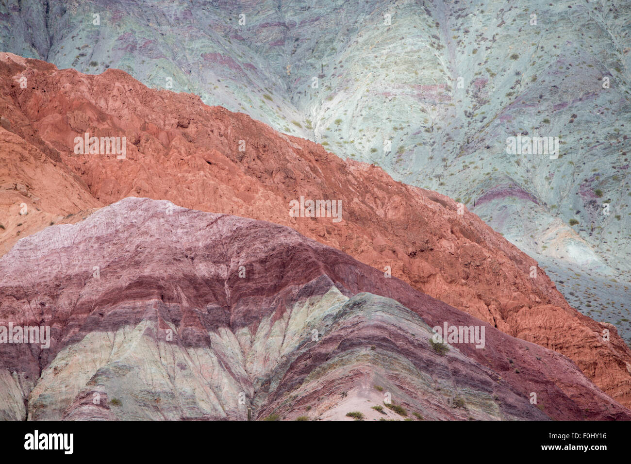 Cerro del los Siete Colores (la colline des sept couleurs) plus de Purmamarca (village) de la vallée Quebrada de Humahuaca, Argentine Banque D'Images