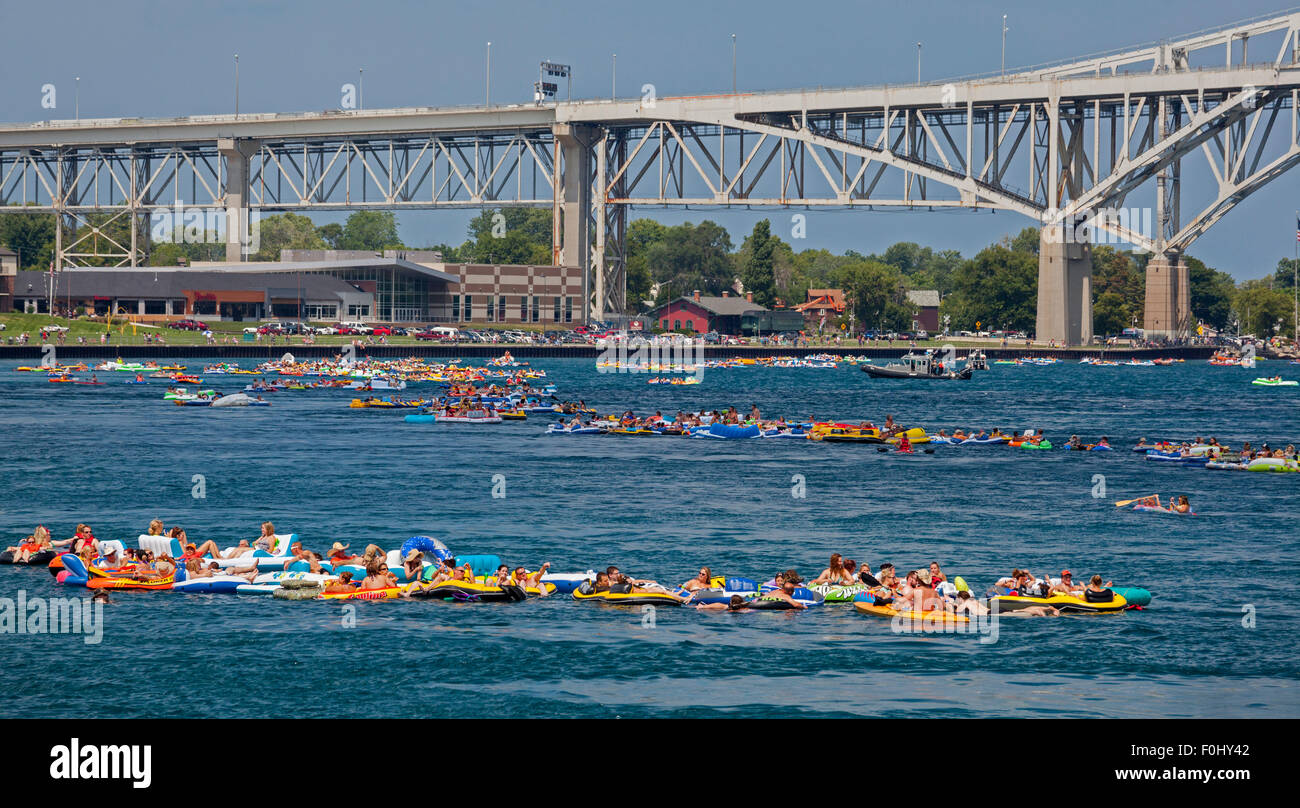 Port Huron, Michigan, USA. Des milliers de rafteurs a participé à la Port  Huron flotter vers le bas sur la rivière Sainte-Claire. Dans la  non-sanctionnée par la officiellement, de chevrons flottaient 7,5
