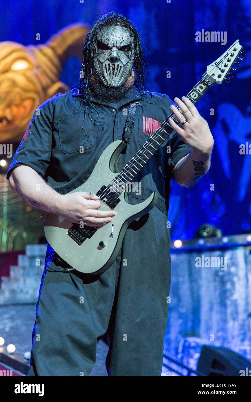 Tinley Park, Illinois, États-Unis. Août 15, 2015. Le guitariste Mick THOMSON  de Slipknot effectue en direct sur le 'Summer's Last Stand' tour au Casino  Hollywood Amphitheater de Tinley Park, Illinois Crédit :