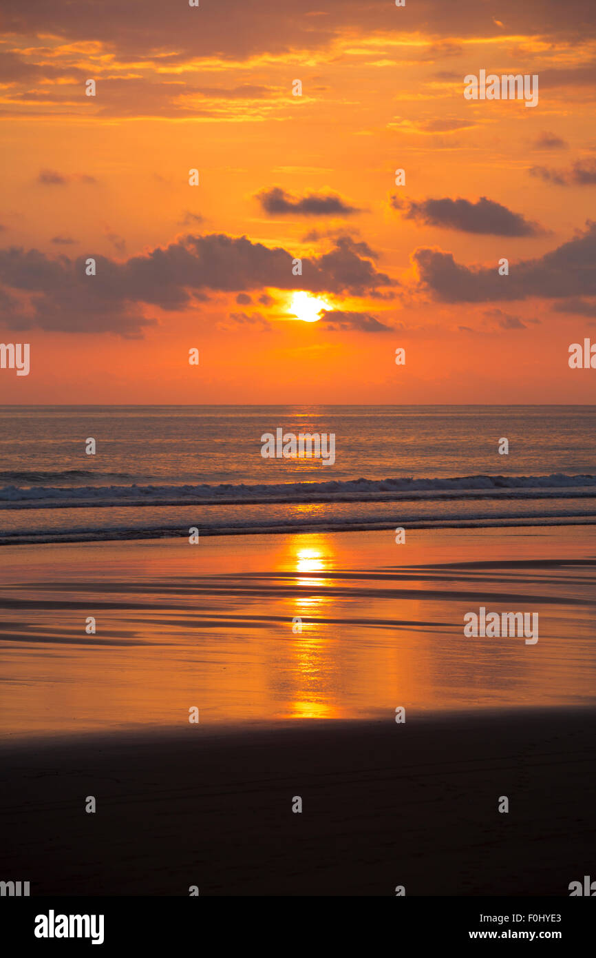 Vue du coucher de soleil sur la plage de Matapalo, Costa Rica. Matapalo est situé dans le sud de la côte du Pacifique. Les principales attractions sont su Banque D'Images