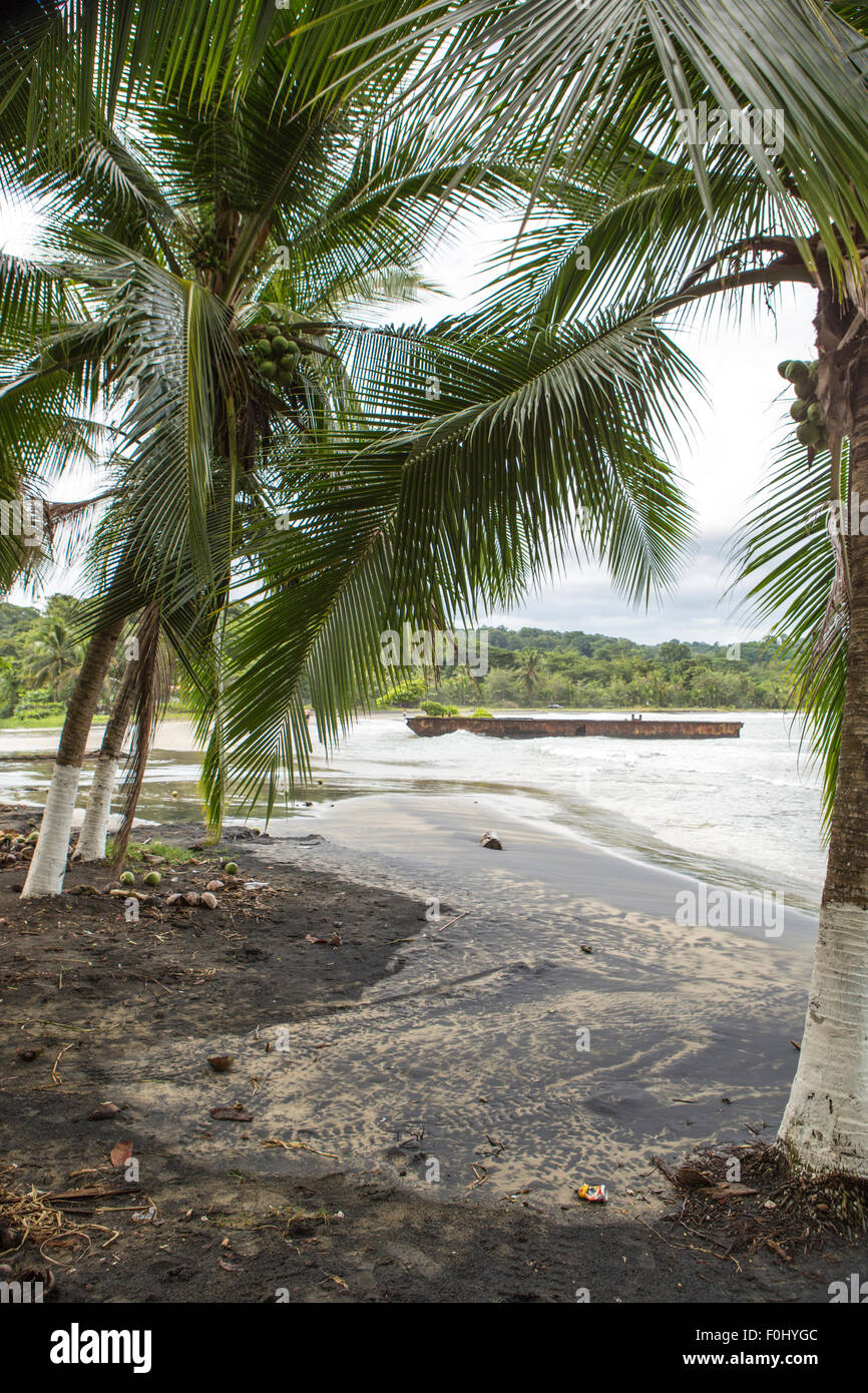 Plage de Puerto Viejo vide avec temps nuageux, côte des Caraïbes, le Costa Rica 2014. Banque D'Images