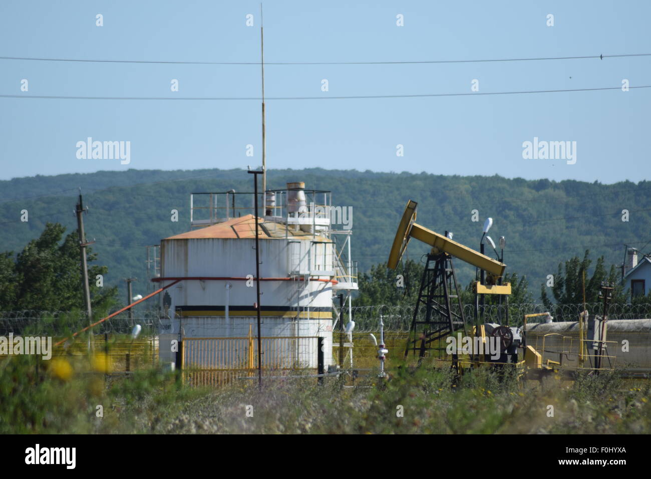 Le réservoir en acier vertical. Les capacités de stockage de l'huile, l'essence, le kérosène, le diesel et d'autres liquides. Banque D'Images