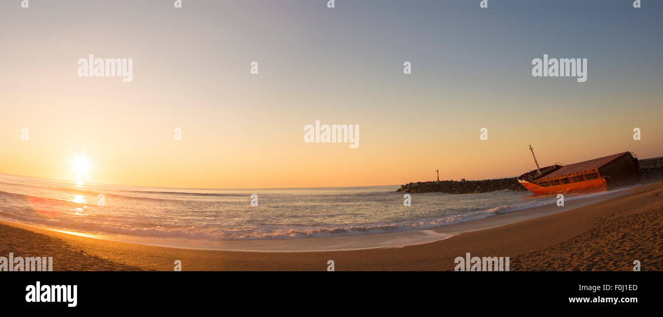 Panorama seascape sunset avec naufrage sur la plage d'Anglet en mars 2014, France. Banque D'Images