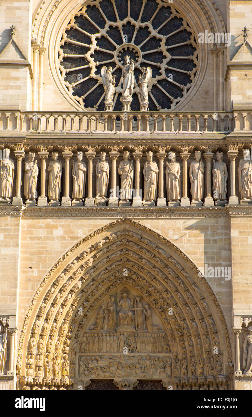 Façade de cathédrale Notre Dame. Site du patrimoine mondial de l'UNESCO à Paris, France. Banque D'Images