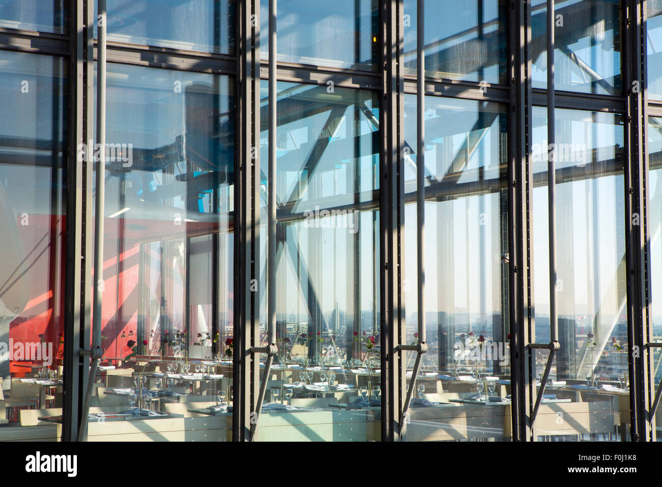 Tables vides et verres avec la réflexion de la lumière, vue de Paris dans l'arrière-plan. Centre d'Arts Modernes Banque D'Images