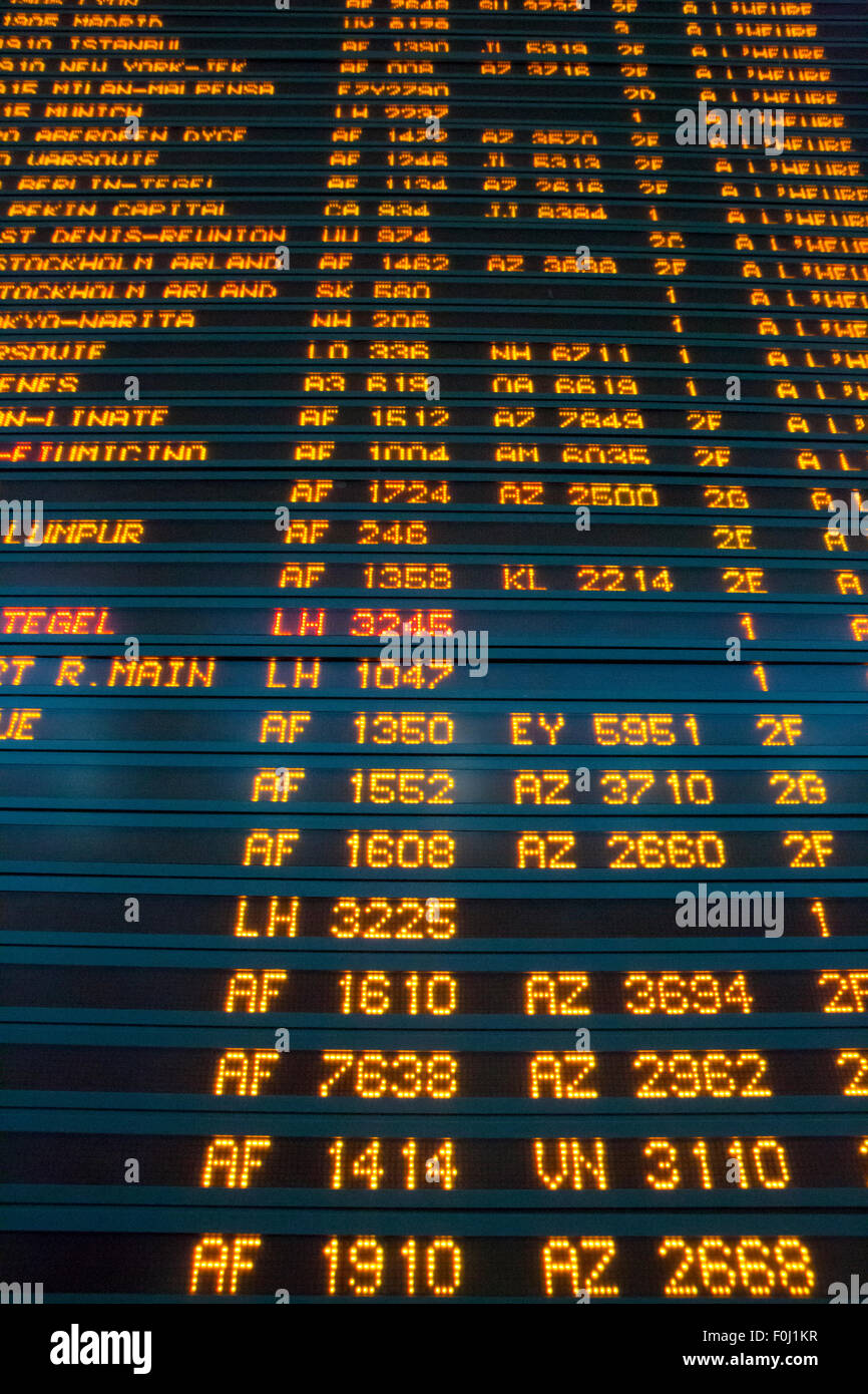Un conseil d'information de vol dans l'aéroport d'Orly, France. Banque D'Images