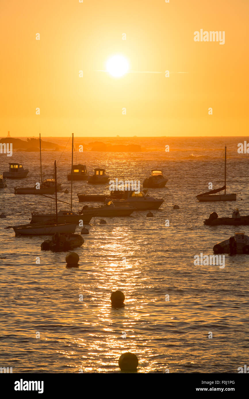 Coucher du soleil sur le port de Tregastel avec (entre Perros-Guirec et Trégastel, Bretagne, France). La Côte de Granit Rose. Banque D'Images