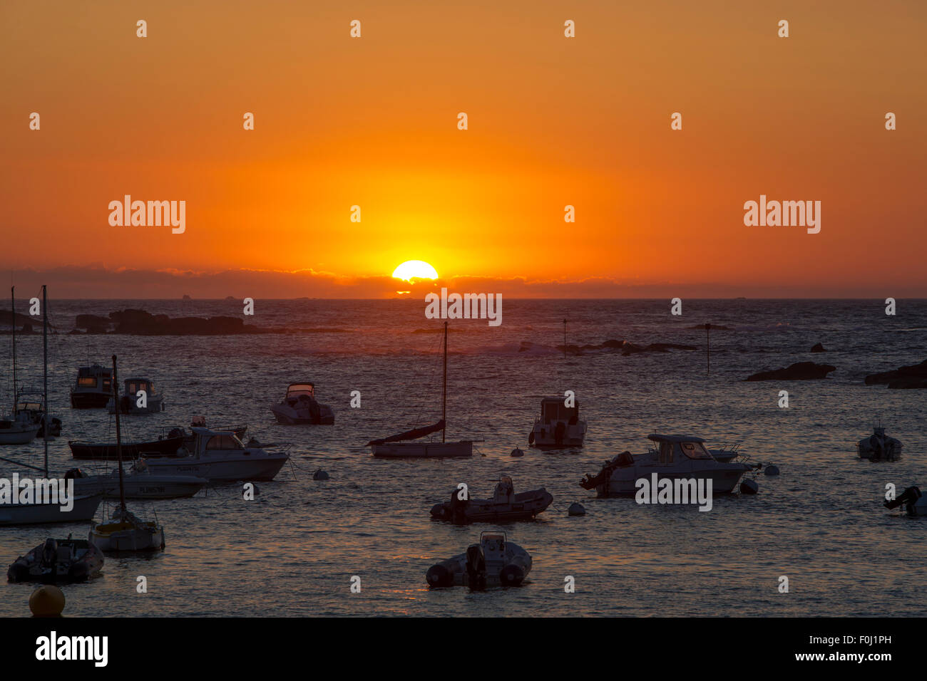 Tregastel coucher de soleil Banque de photographies et d'images à haute  résolution - Alamy