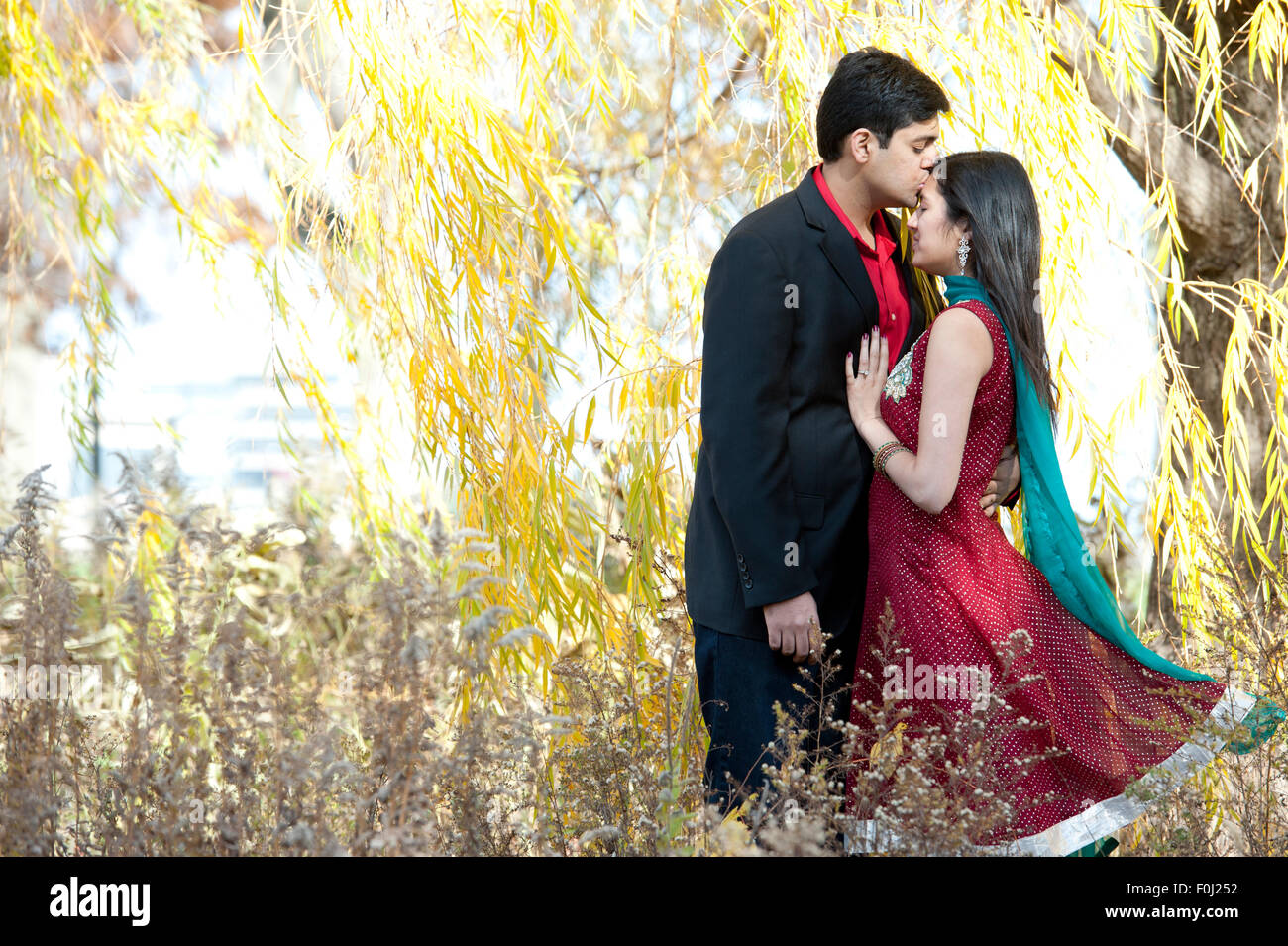 Indian Man Kissing Front de mariée Banque D'Images