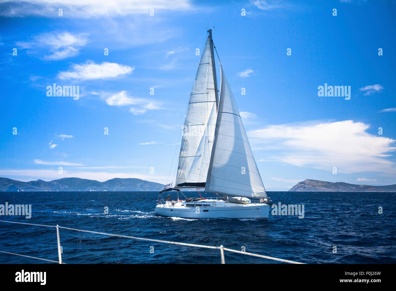La voile. Yachts bateau à voiles blanches dans la mer. Bateaux de luxe. Banque D'Images