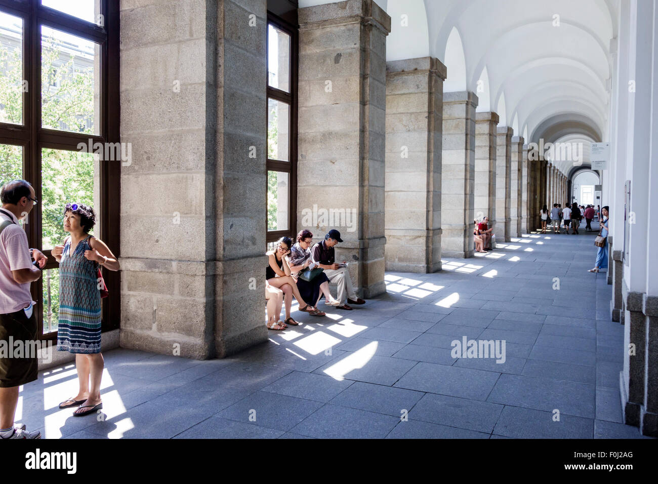 Madrid Espagne,Hispanic Centro,Atocha,Calle de Santa Isabel,Museo Nacional Centro de Arte Reina Sofia,intérieur,galerie,art,musée,femme asiatique Fem Banque D'Images