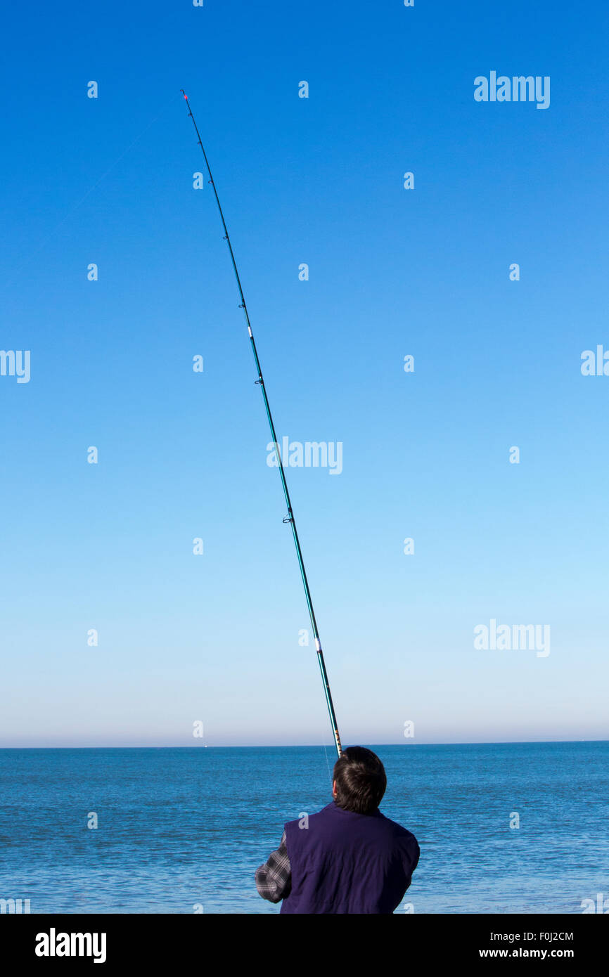 Homme non identifié dans la pêche sur l'océan la plage de Biarritz sur le 3e décembre 2013. France Banque D'Images