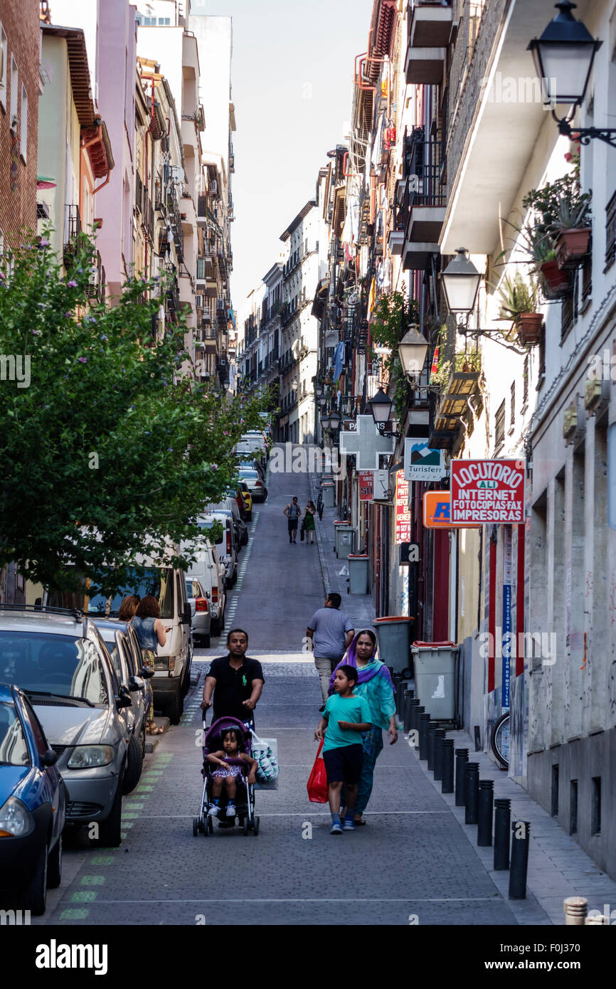 Madrid Espagne,Europe,Espagnol,Hispanic Latin Latino immigrés ethniques minorités,Centro,Lavapias,Calle de Zurita,étroite,rue,asiatique ethn Banque D'Images