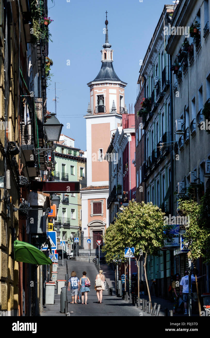 Madrid Espagne,Hispanic Centro,Lavapias,Calle de la Fe,Parroquia de San Lorenzo,religion,Eglise catholique,clocher,horizon de la ville,rue étroite,Spain1506 Banque D'Images