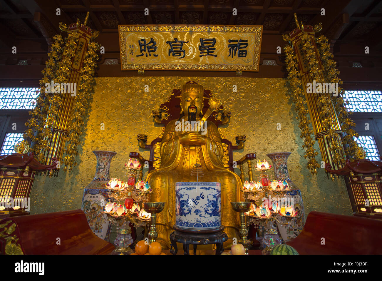 Vue panoramique de l'intérieur d'un temple à Hangzhou avec personne à l'intérieur Banque D'Images