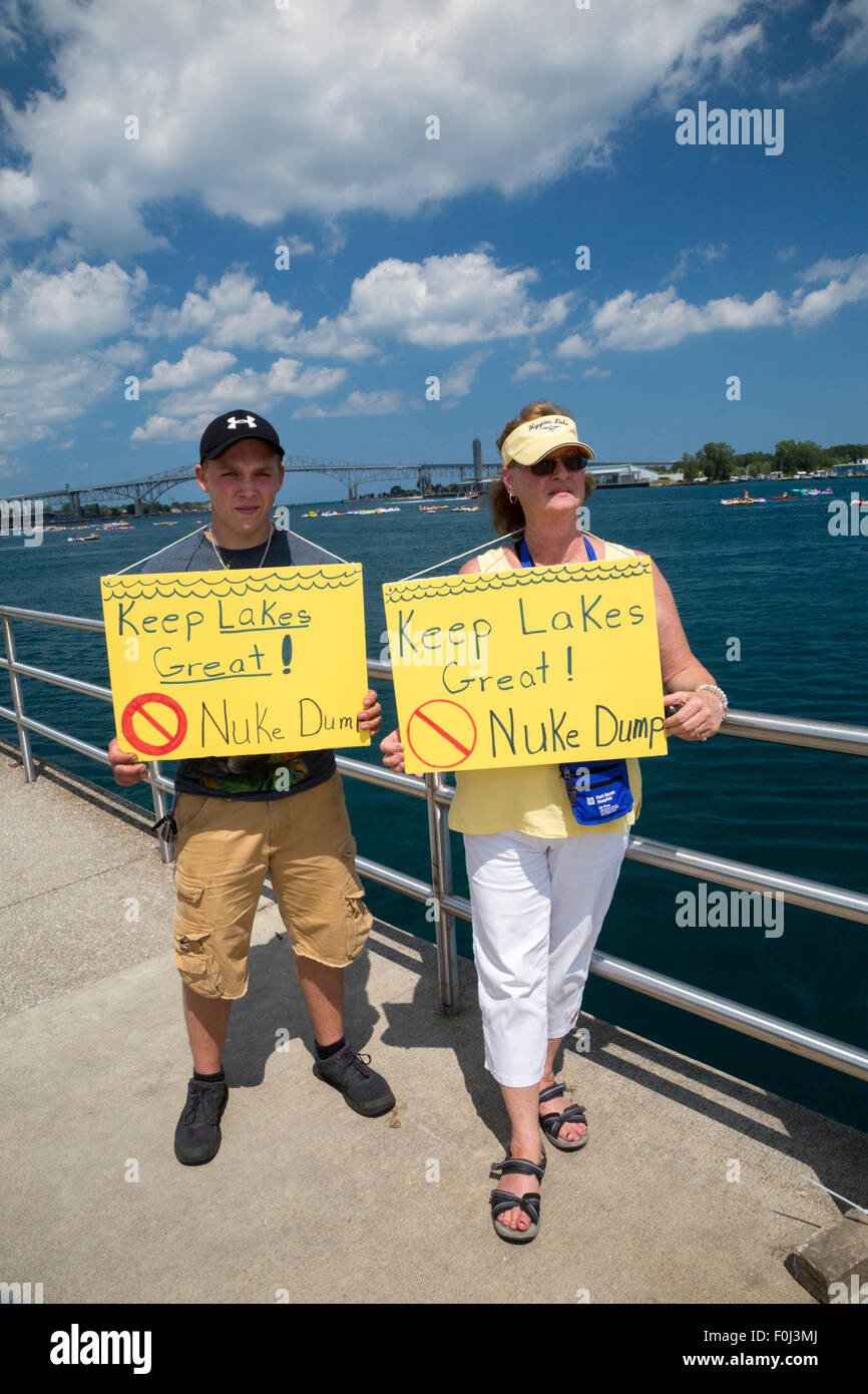 Port Huron, Michigan, USA. Résidents des États-Unis et du Canada se sont mobilisés pour s'opposer à un plan de stockage souterrain des déchets nucléaires radioactifs près du lac Huron. Ontario Power Generation prévoit de construire un dépôt en formations géologiques profondes d'un demi-mille du lac près de Kincardine, en Ontario, la centrale nucléaire. Une fuite des militants dire mettrait en danger l'approvisionnement en eau potable pour des millions. Crédit : Jim West/Alamy Live News Banque D'Images