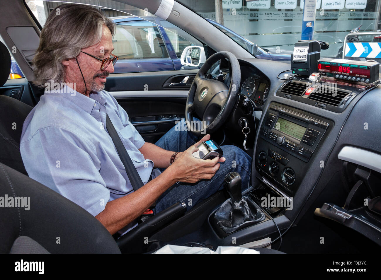 Madrid Espagne,Hispanic Recoletos,Salamanque,Hispanic man hommes, taxi chauffeur, scanner de carte de crédit,Spain150628258 Banque D'Images