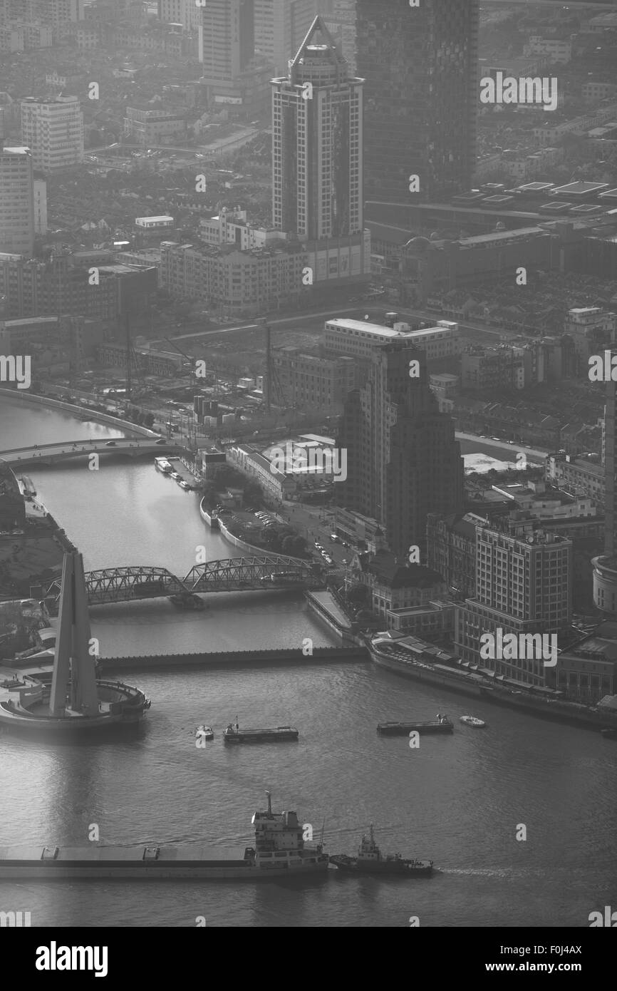 La rivière Huangpu et son activité à partir de la tour d'Jimnao à Shanghai. Voir en noir et blanc. Chine Banque D'Images