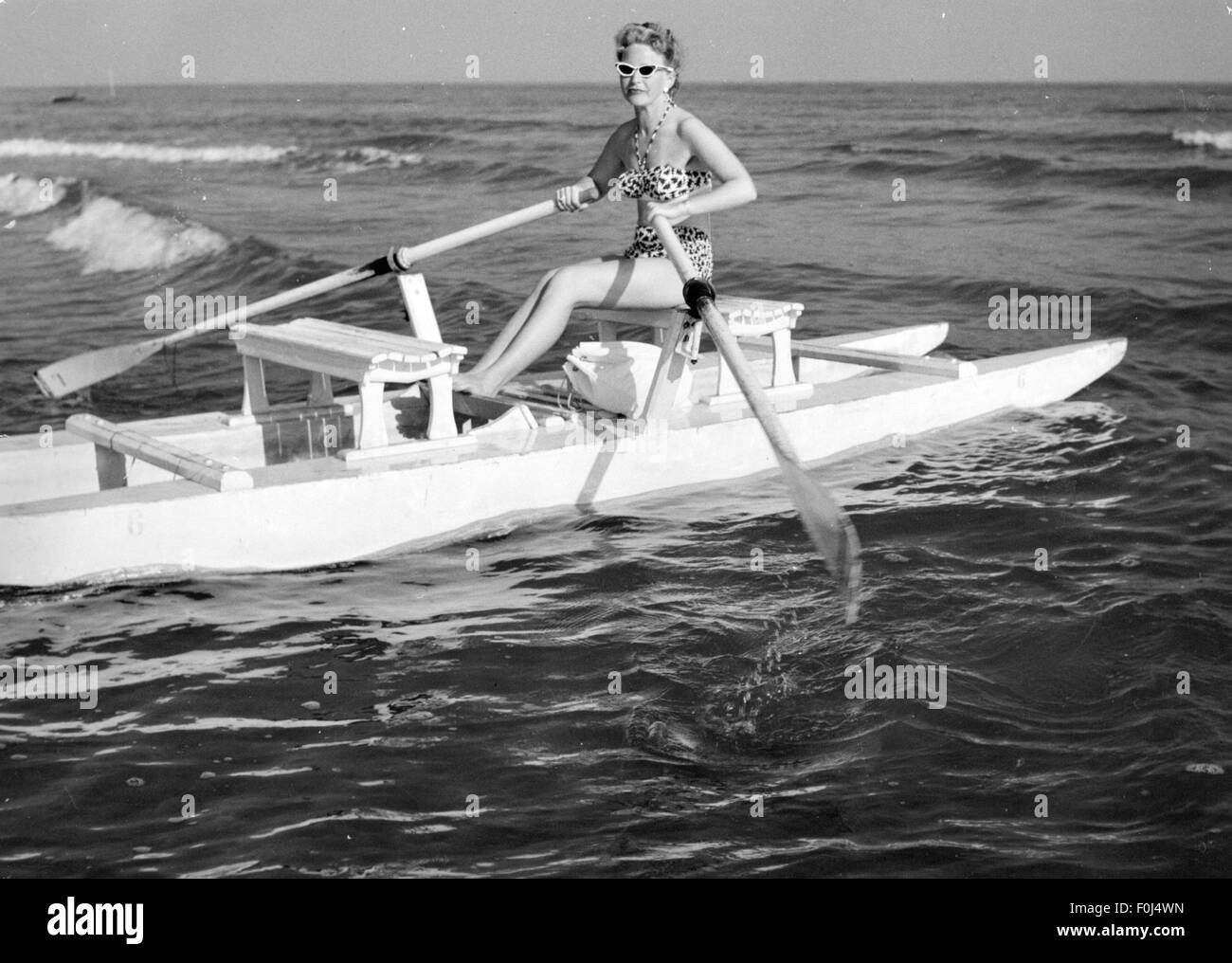 Mode, années 1950, mode plage, mannequin en bikini et lunettes de soleil sur barque, années 1950, droits supplémentaires-Clearences-non disponible Banque D'Images