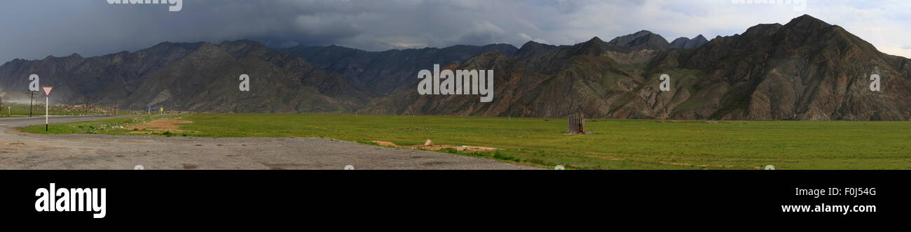 Storm clouds over North Ridge Chuya de montagnes de l'Altaï. Banque D'Images