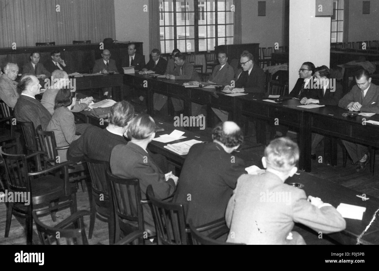 Période d'après-guerre, conférence, réunion d'une mission d'enquête française avec des représentants allemands des écoles, des syndicats, de la presse et de l'industrie, Francfort, 18.9.1948, droits additionnels-Clearences-non disponible Banque D'Images