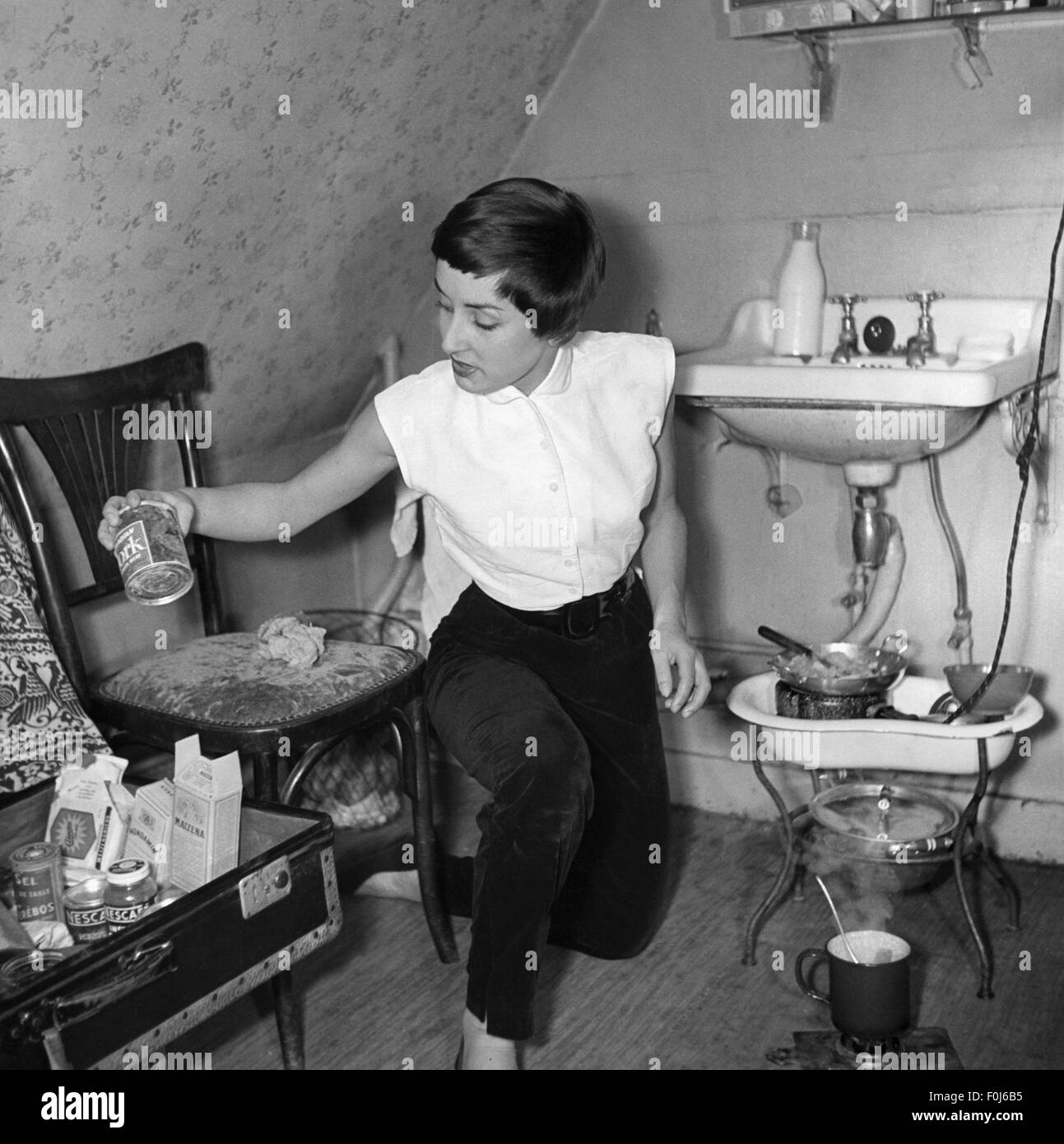 Maison, cuisine et pâtisserie, cuisine étudiante dans sa chambre dans un hôtel, Paris, années 1950, droits supplémentaires-Clearences-non disponible Banque D'Images