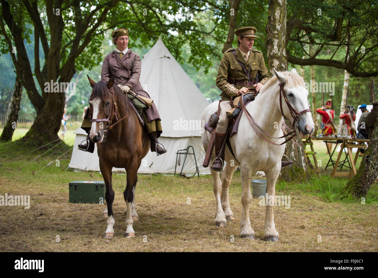 Reconstitution de WW1 soldat et femme medic à cheval la mise sur un affichage à Cannock Chase Visitor Centre UK Banque D'Images
