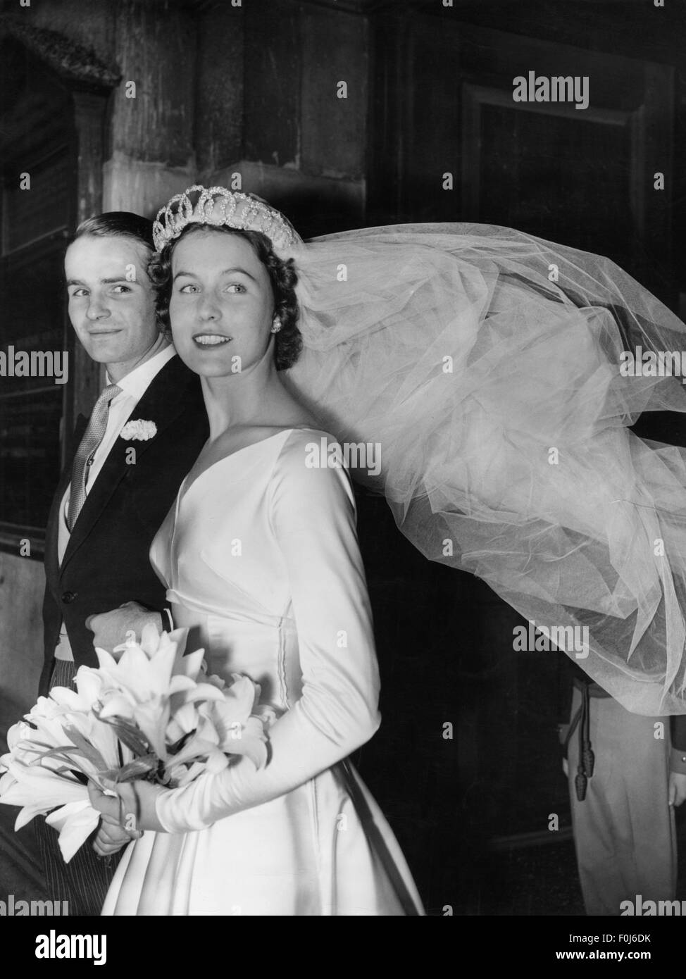 Butler, Adam Courtauld, sir, 11.10.1931 - 9.1.2008, politicien britannique (Cons.), demi-longueur, avec Felicity Molesworth-St. Aubyn, lors de leur mariage, St. Martin in the Fields, Londres, 21.10.1955, Banque D'Images