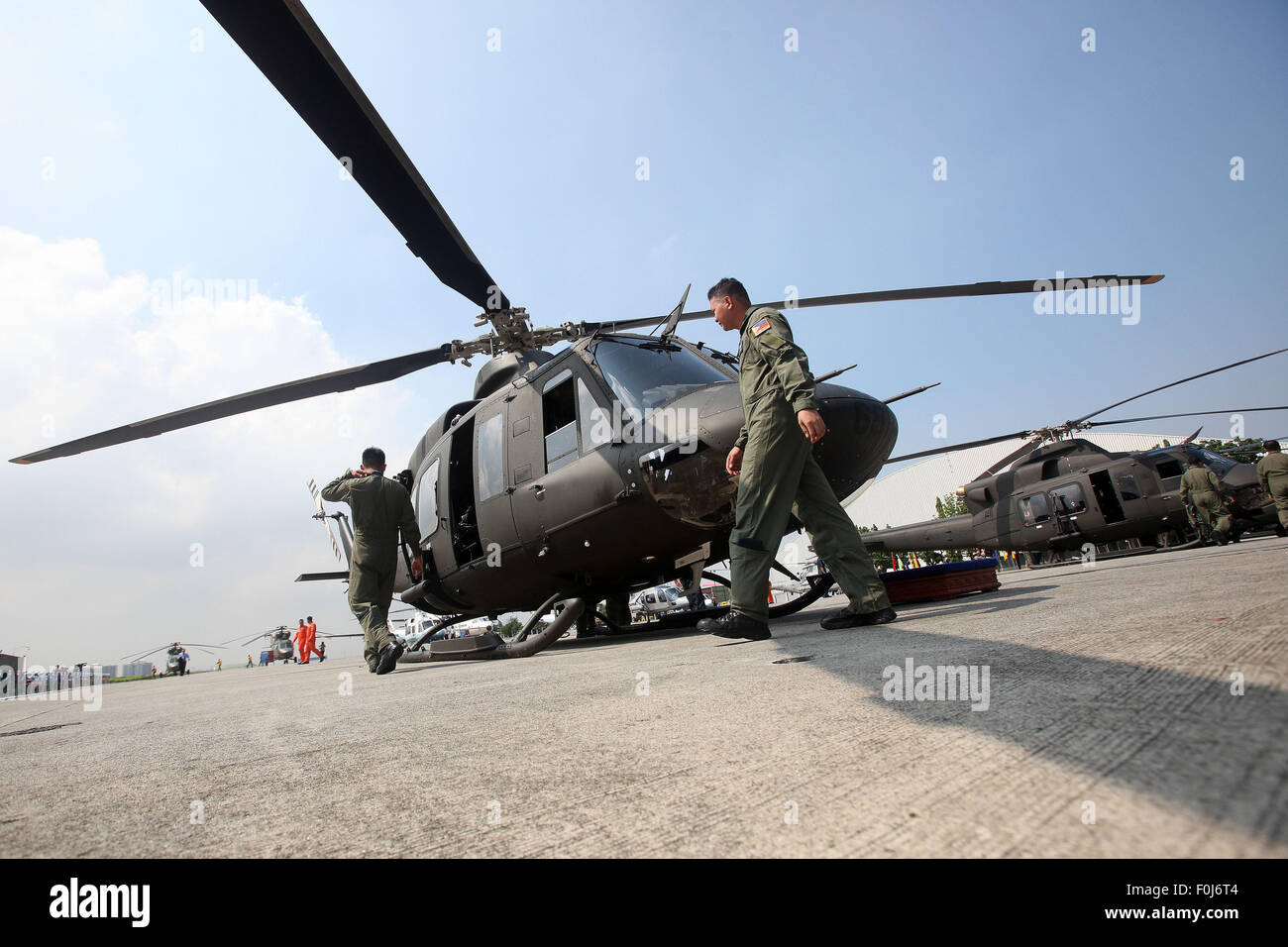 Pasay City, Philippines. Août 17, 2015. Les membres de l'Armée de l'Air Philippine (PAF) découvrez un nouveau EP-412Bell Hélicoptère durant une cérémonie à roulement Villamor Air Base à Pasay City, Philippines, le 17 août, 2015. Le PAF a acquis huit hélicoptères Bell-412EP du Canada et deux hélicoptères AW-109E qui peut réaliser l'appui aérien rapproché et de reconnaissance de l'air ainsi que les opérations de levage de l'air dans différentes parties du pays. © Rouelle Umali/Xinhua/Alamy Live News Banque D'Images