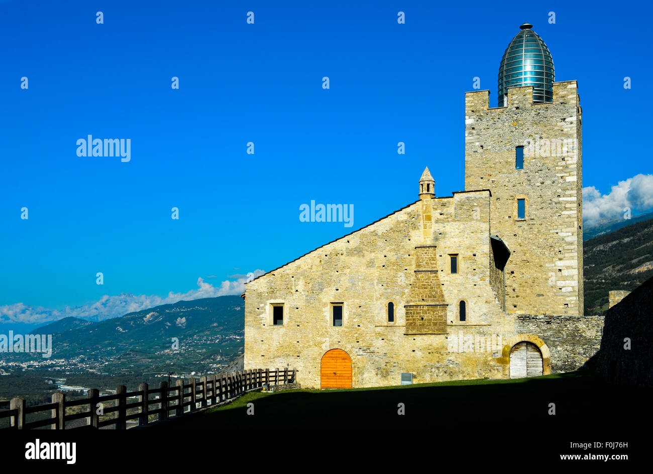 Château de l'évêque Leuk avec dôme en verre conçu par Mario Botta, Loèche, Canton du Valais, Suisse Banque D'Images