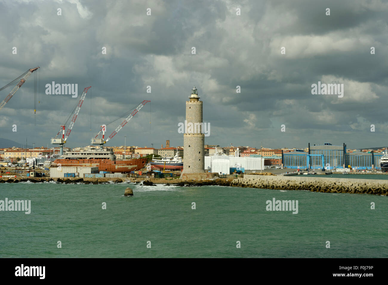 Jetée et phare dans le port de Livourne, province de Livourne, Toscane, Italie Banque D'Images