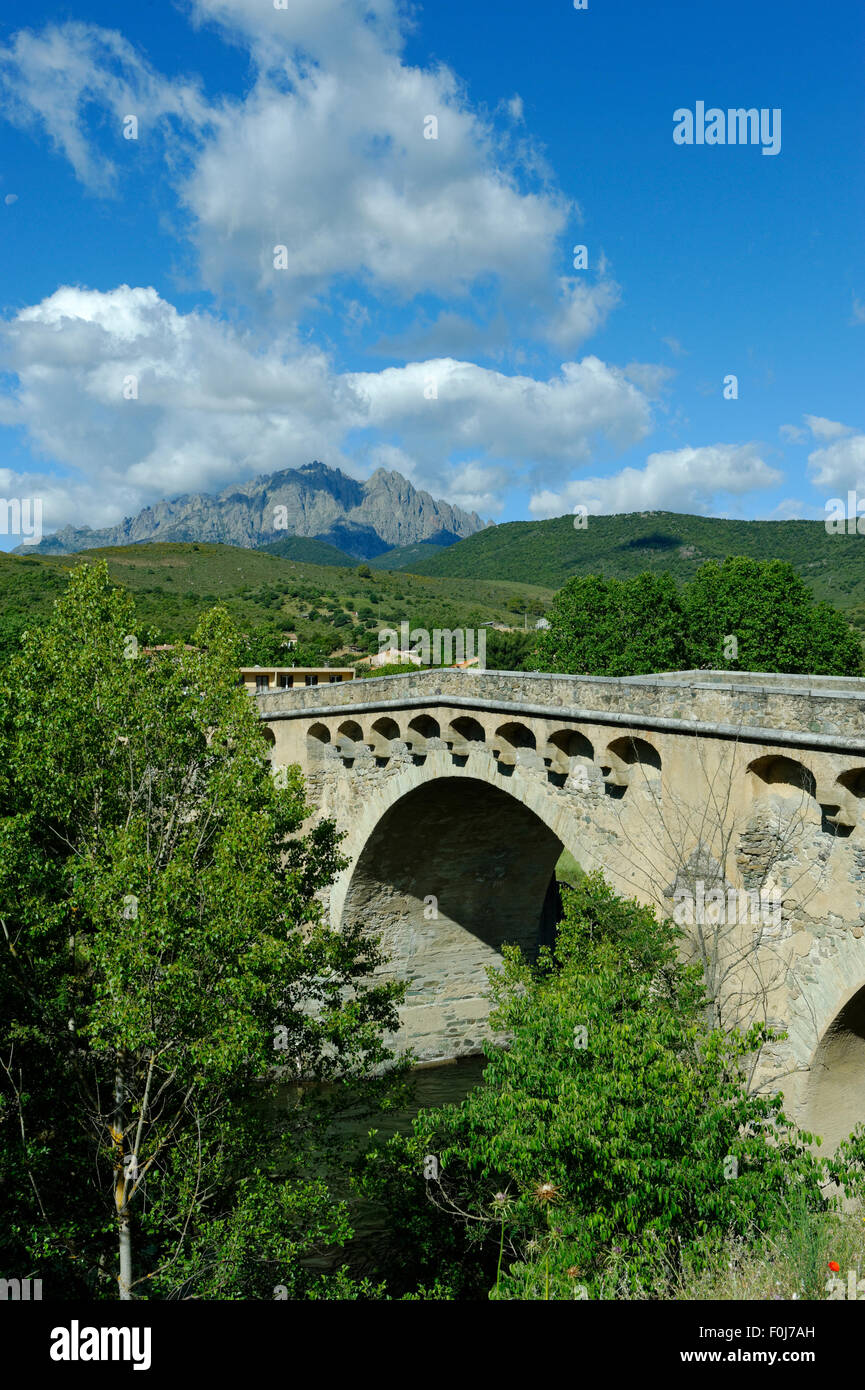 Vieux pont sur la rivière Golo, Ponte Leccia, à Corte du vallée du Golo, Balagne, Haute-Corse, Corse, côte du Nord Banque D'Images