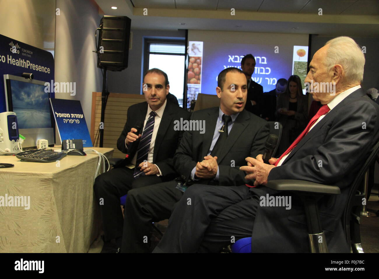 Le Président Shimon Peres a présenté la plus grande classe d'éducation civique en ligne dans le monde de l'Administration centrale de Cisco en Israël, établissant un nouveau record mondial Guinness Banque D'Images