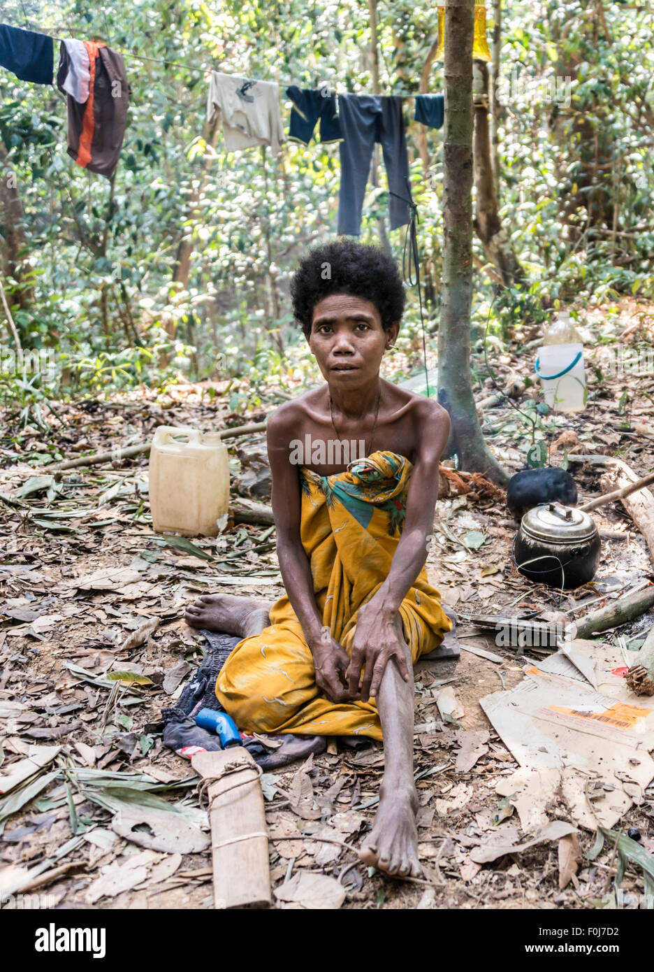 Femme de la tribu Orang Asil assis dans la jungle, les autochtones, les populations autochtones, les forêts tropicales Banque D'Images
