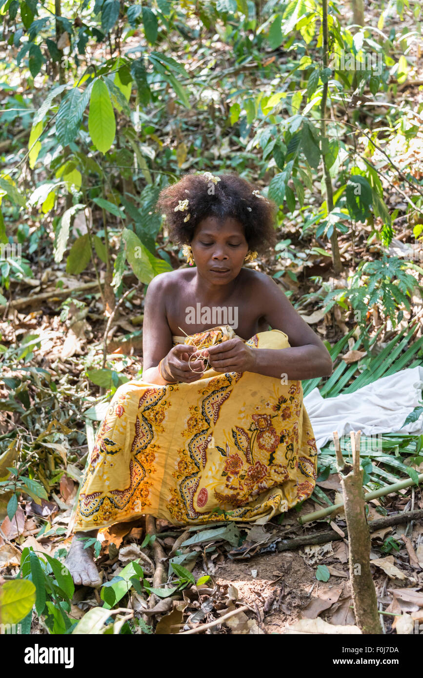 Femme de la tribu Orang Asil assis dans la jungle, les autochtones, les peuples autochtones, les forêts tropicales, Taman Negara, Malaisie Banque D'Images