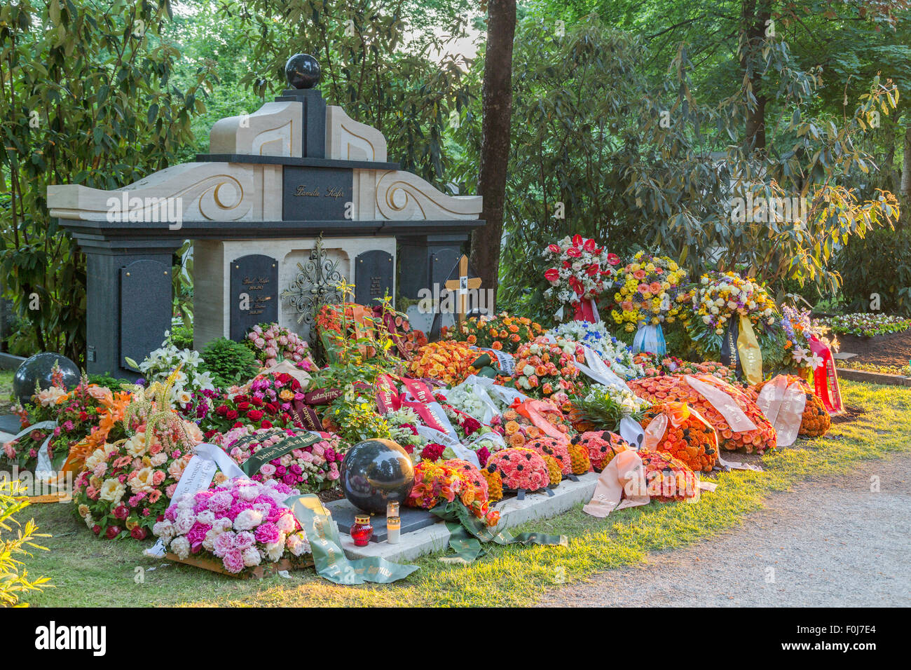 Tombe de la famille Gerd Käfer et des guirlandes, Ostfriedhof, Munich, Bavière, Allemagne Banque D'Images