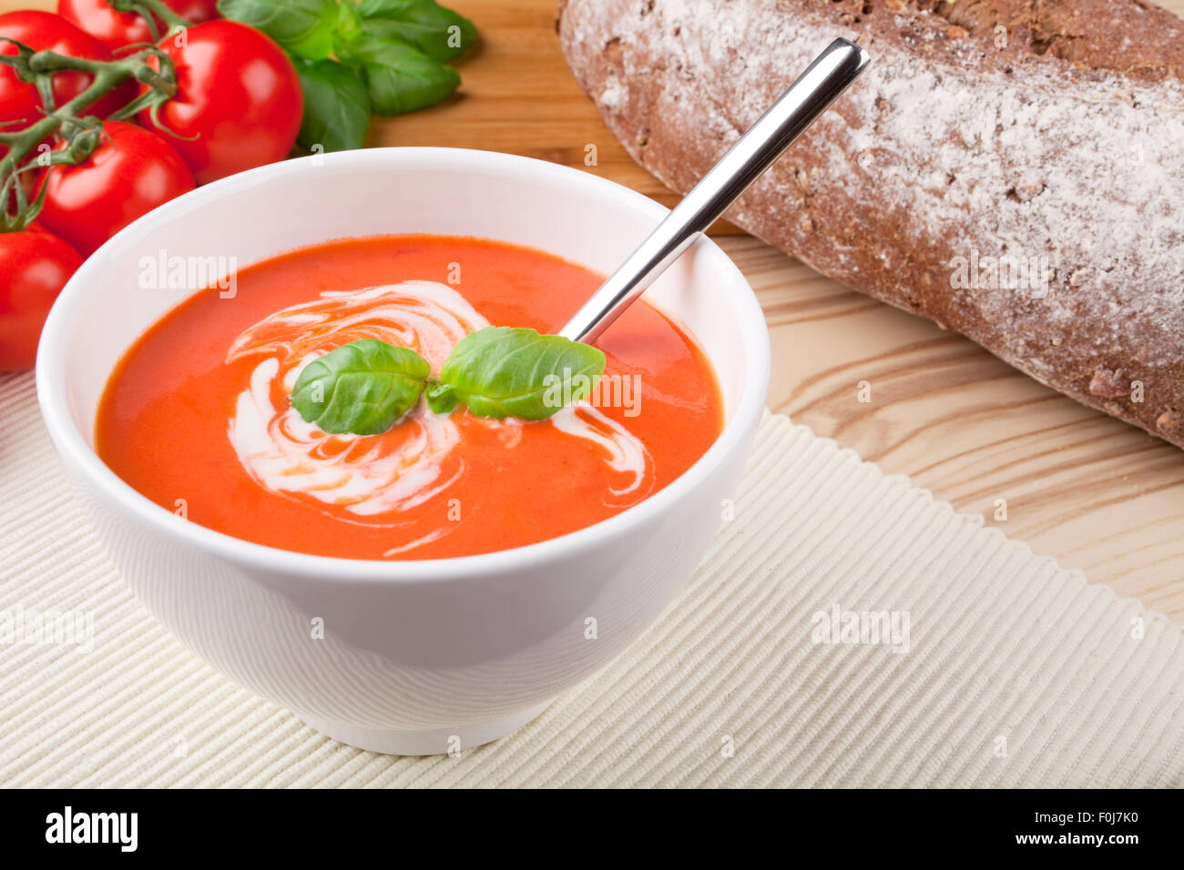 Soupe de tomate avec du pain rustique. Banque D'Images